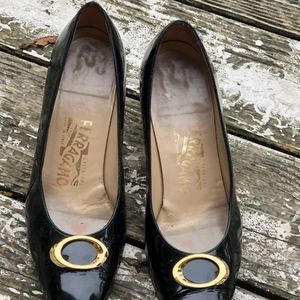 ITALY FERRAGAMO BLACK PATENT LEATHER HEELS PUMPS